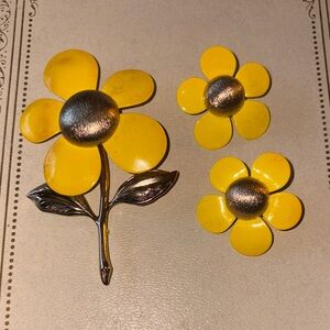 Sarah Coventry 1968 "Flower Flattery" enamel daisy brooch and clip-on earrings.
